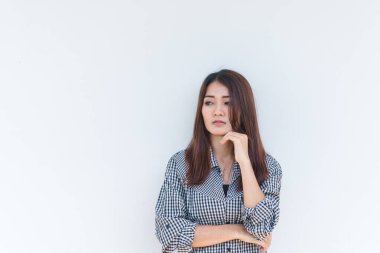 Karşılıksız aşktan, kırık kalpli genç kız konseptinden, klasik tarzından, koyu tonundan, Asyalı üzgün kadının kalp kırıklığını kapat.