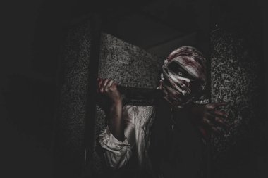 Asyalı kadın portresi hayalet yüzü, korku sahnesi, korkunç arka plan, Cadılar Bayramı posteri.