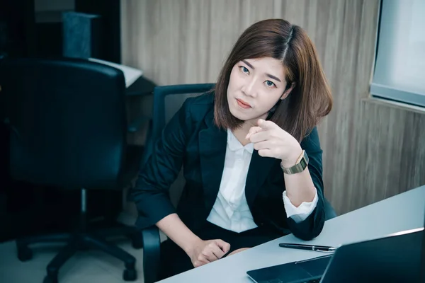 Joven Mujer Negocios Estresada Por Sobrecarga Trabajo Mientras Trabaja Oficina —  Fotos de Stock