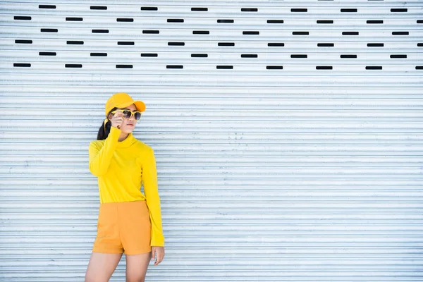穿着黄色衣服的美丽的亚洲女人的画像 嬉皮士姑娘戴着黄色的帽子拍照 泰国人 — 图库照片