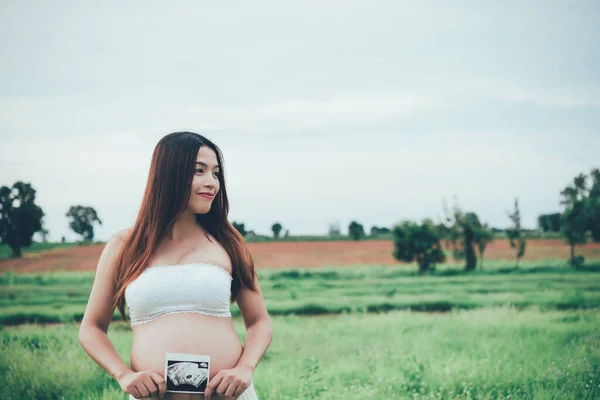Junge Schöne Schwangere Frau Zeigt Ultraschallbild Ihres Sohnes Pastellton Filmton — Stockfoto