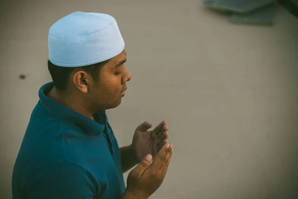 Ένας Νεαρός Ασιάτης Μουσουλμάνος Προσεύχεται Στο Ηλιοβασίλεμα Έννοια Φεστιβάλ Ραμαζανίου — Φωτογραφία Αρχείου