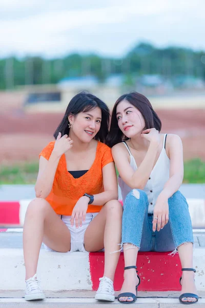 两个美丽的亚洲女人的画像 现代女孩的生活方式 年轻快乐女性的形象 亲爱的朋友们周末在一起放松 — 图库照片