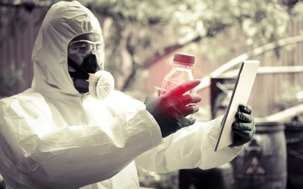 Cientista Asiático Desgaste Terno Proteção Química Verificar Perigo Químico Trabalhando — Fotografia de Stock