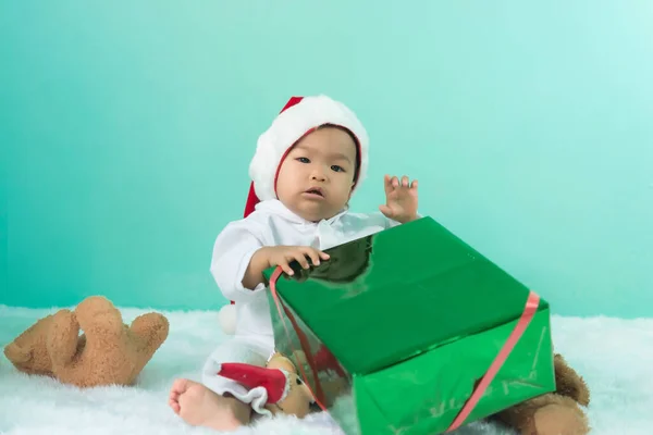 Portret Van Aziatische Baby Meisje Dragen Santa Hoed Met Beer — Stockfoto