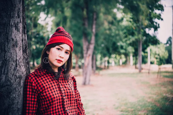 肖像アジアのヒップスター女の子上の森の背景 — ストック写真