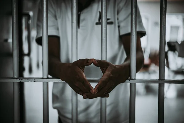 Handen Van Mannen Wanhopig Ijzeren Gevangenis Vangen Gevangene Concept Thailand — Stockfoto