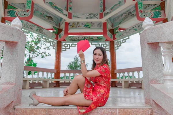 Feliz Ano Novo Chinês Mulher Asiática Vestindo Roupas Tradicionais Cheongsam — Fotografia de Stock