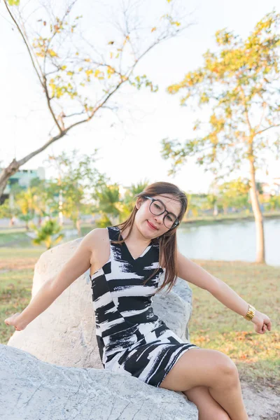 Retrato Mulher Asiática Usar Óculos Livre — Fotografia de Stock
