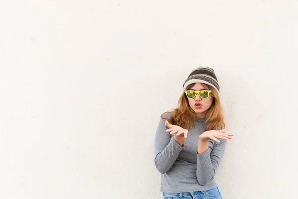 Porträt Eines Hipster Mädchens Weißer Wand Lebensstil Eines Modernen Teenagers — Stockfoto