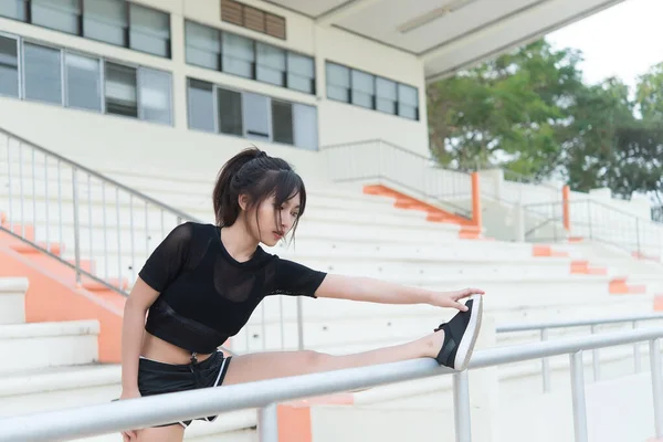 Bela Ásia Mulher Alongamento Corpo Escada — Fotografia de Stock