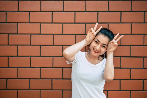 Retrato Bela Menina Asiática Chique Posar Para Tirar Uma Foto — Fotografia de Stock