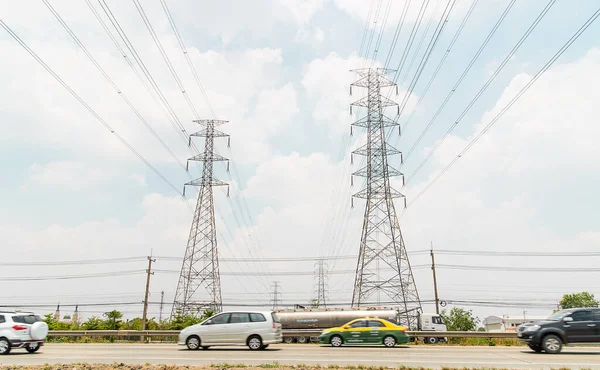 Torres Eletricidade Fundo Céu Azul Nublado — Fotografia de Stock