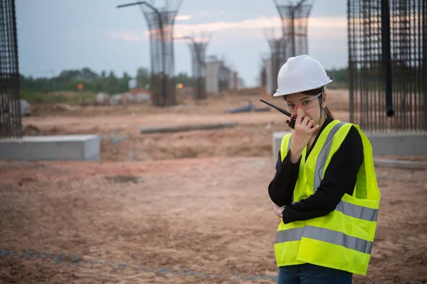 Ingeniør Kvinde Der Arbejder Stedet Broen Opførelse - Stock-foto