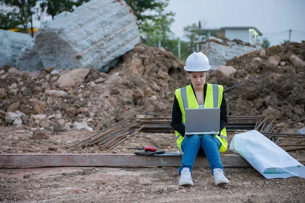 Ingenieurin Arbeitet Baustelle Der Bau Befindlichen Brücke — Stockfoto