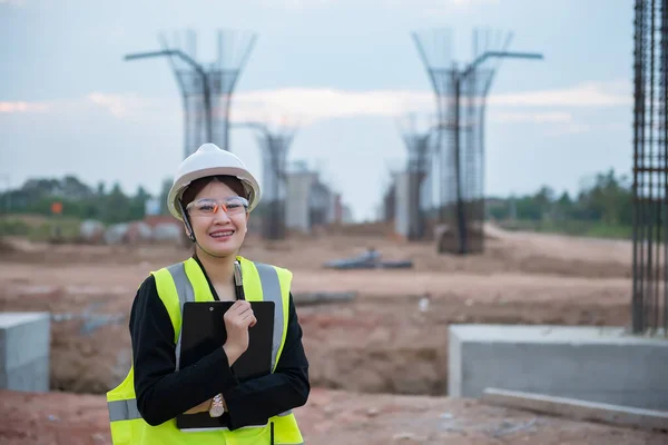 Ingenieurin Arbeitet Baustelle Der Bau Befindlichen Brücke — Stockfoto