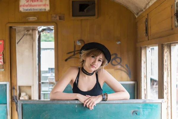 古い電車の中で短い髪を持つ美しいアジアの女性の新しい外観の肖像画 スカートジーンズ屋外と黒のドレス タイの人々 — ストック写真