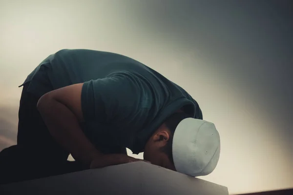 Ein Junger Asiatischer Muslimischer Mann Betet Sonnenuntergang Konzept Des Ramadan — Stockfoto