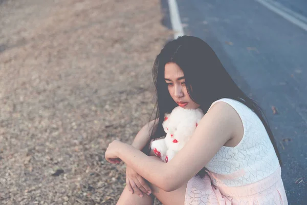 Schöne Thailändische Frau Sehr Traurig Von Unerwiderter Liebe Mit Teddybär — Stockfoto