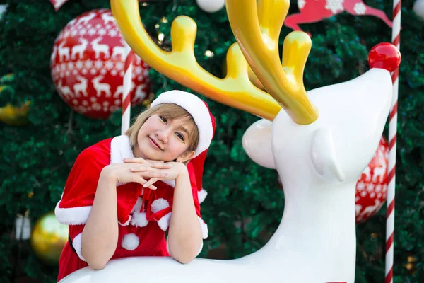 Mooie Jonge Aziatische Vrouw Santa Claus Kleding Buiten — Stockfoto