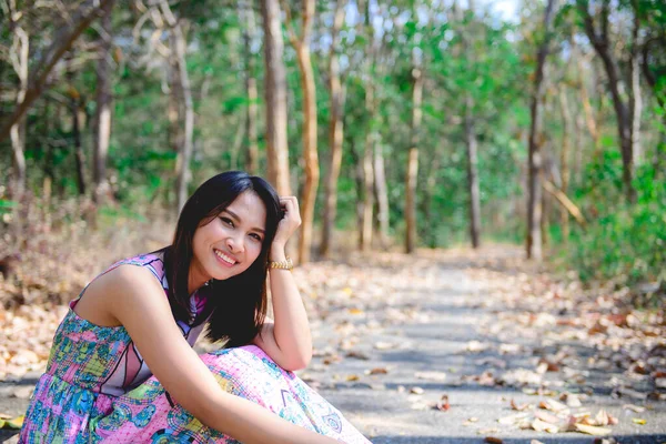 Nahaufnahme Schönes Lächeln Sitzt Auf Der Straße Wald — Stockfoto