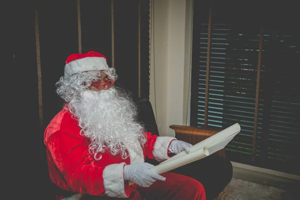 Santa Claus Mira Dirección Los Niños Para Traer Regalos Para —  Fotos de Stock