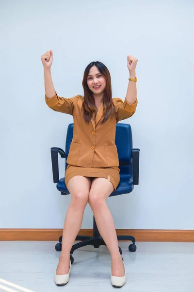 Retrato Hermosa Mujer Negocios Asiática Usar Vestido Amarillo Una Oficina —  Fotos de Stock