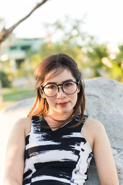 Retrato Mulher Asiática Usar Óculos Livre — Fotografia de Stock