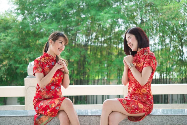 Portrait Deux Belles Femmes Asiatiques Dans Robe Cheongsam Thaïlande Personnes — Photo