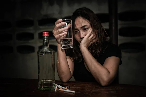 Femme Asiatique Boire Vodka Seul Maison Nuit — Photo