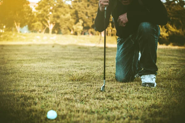 芝生の上でゴルフを保持アジアのゴルファーの手 タイの人々はゴルフをプレイ — ストック写真