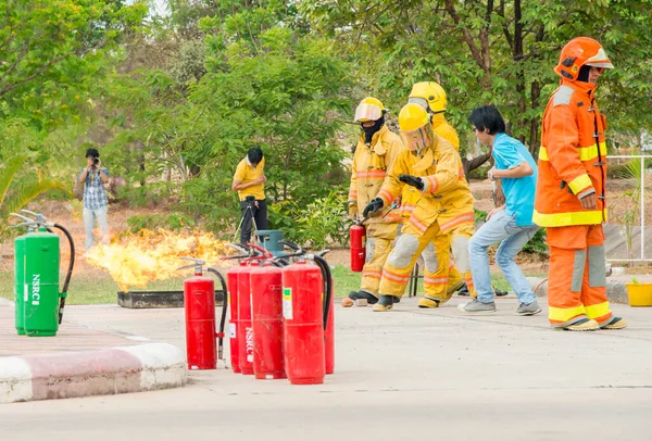 Thailand April 2016 Brandtraining Durch Einen Feuerwehrmann Der Sorgfältig Synchrotron — Stockfoto