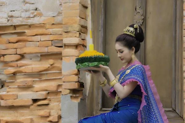 Retrato Hermosa Mujer Asiática Vestido Tailandés Tradicional Rezando Celebrar Kratong — Foto de Stock