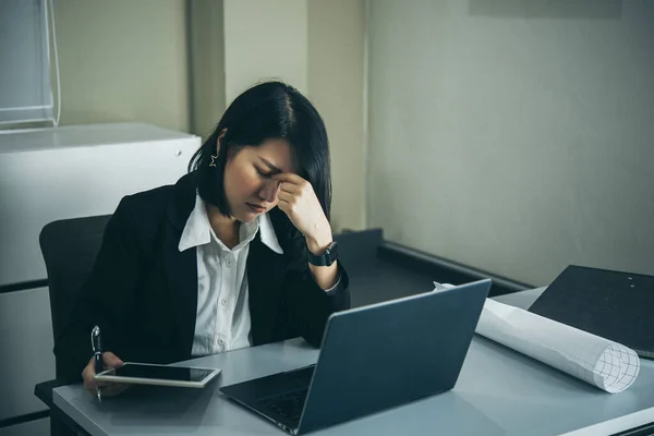Mujer Asiática Que Trabaja Oficina Joven Mujer Negocios Estresada Por — Foto de Stock