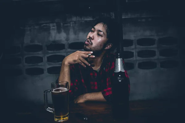 Asyalı Adam Gece Evde Tek Başına Bira Içiyor Sigara Içiyor — Stok fotoğraf