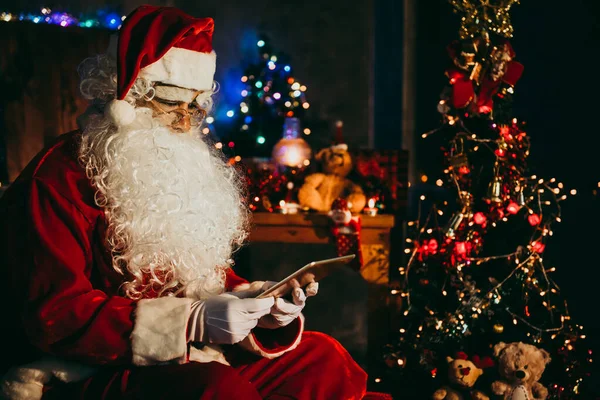 Noel Baba Tablette Oynuyor Mutlu Noeller Konsepti — Stok fotoğraf