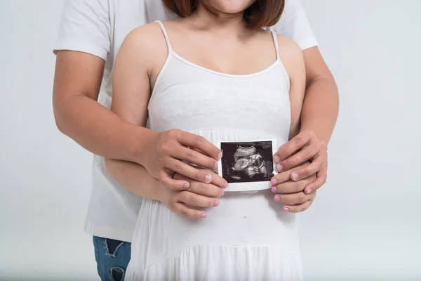 Onun Elinde Ultrason Fotoğraf Ile Asya Çift Beyaz Arka Planda — Stok fotoğraf