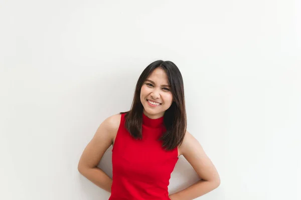 Bela Ásia Mulher Vermelho Vestido Pose Para Tomar Foto Branco — Fotografia de Stock