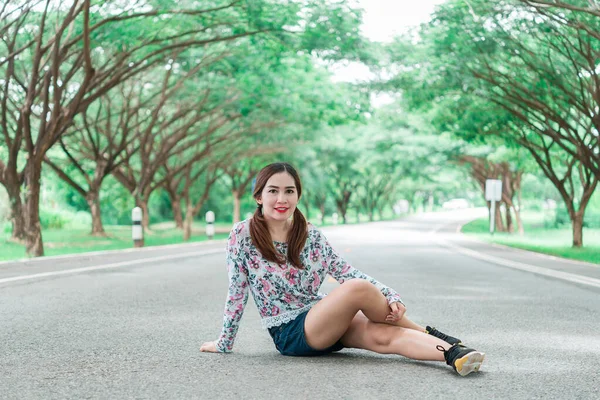 Bella Donna Bel Sorriso Sedersi Sulla Strada Sotto Gli Alberi — Foto Stock