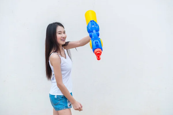 Donna Asiatica Con Pistola Acqua Mano Sfondo Bianco Festival Songkran — Foto Stock