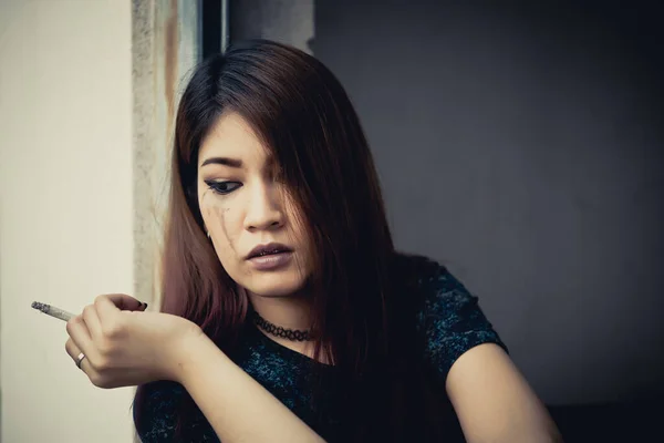 Asyalı Kadın Aşktan Üzgün Sigara Içiyor Çünkü Erkek Arkadaş Stresi — Stok fotoğraf