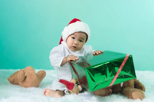 Ritratto Bambina Asiatica Indossare Cappello Babbo Natale Con Bambola Orso — Foto Stock