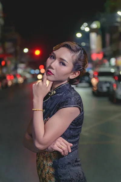Retrato Mujer Asiática Vestido Negro Carretera Escena Noche Del Centro —  Fotos de Stock