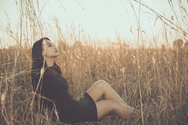 Porträt Einer Einsamen Frau Allein Auf Einem Feld Vintage Filterstyle — Stockfoto