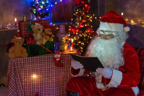 Papá Noel Sosteniendo Papel Leerlo Concepto Feliz Navidad —  Fotos de Stock