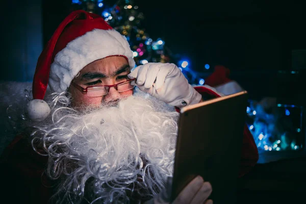 Retrato Del Libro Lectura Cláusula Happy Santa Concepto Feliz Navidad —  Fotos de Stock