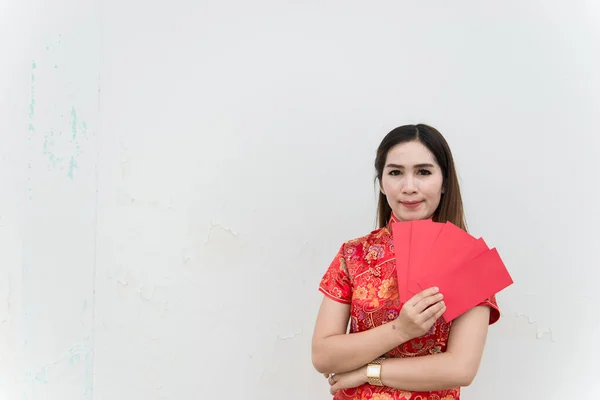 받으세요 아름다운 미소를 봉투를 가지고 아시아 여성의 — 스톡 사진