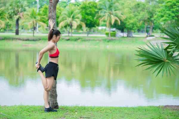 Asiática Deportiva Mujer Estiramiento Cuerpo Respiración Aire Fresco Parque Tailandia —  Fotos de Stock