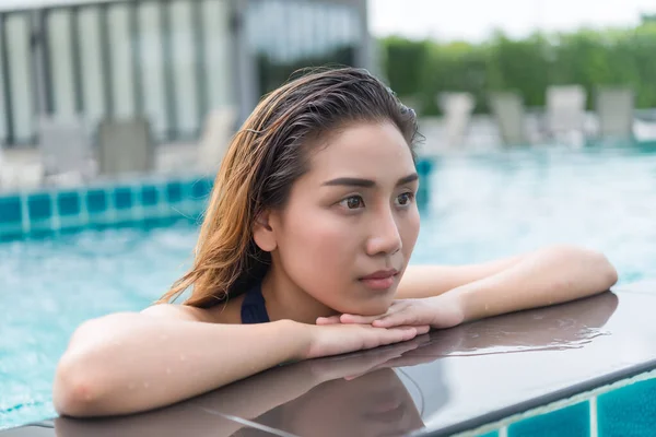 典型人物亚洲性感女子在游泳池游泳 放松时间 — 图库照片
