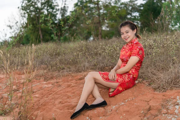 Tahun Baru Cina Bahagia Wanita Asia Mengenakan Pakaian Tradisional Cheongsam — Stok Foto
